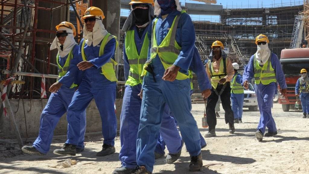 Ausländische Arbeiter auf einer Baustelle in Katars Hauptstadt Doha. (Archivbild)