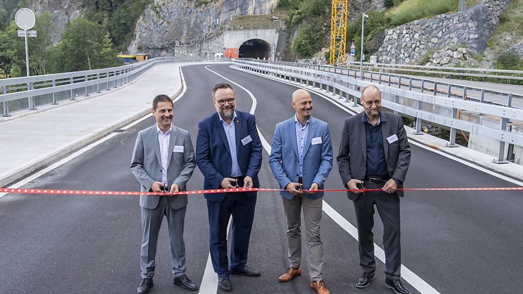 Der Schwyzer Regierungsrat Andre Rüegsegger, der Urner Regierungsrat Roger Nager, der Gemeindepräsident von Sisikon Timotheus Abegg und ASTRA Direktor Jürg Röthlisberger (links) am symbolischen Baustart für die neue Axenstrasse.