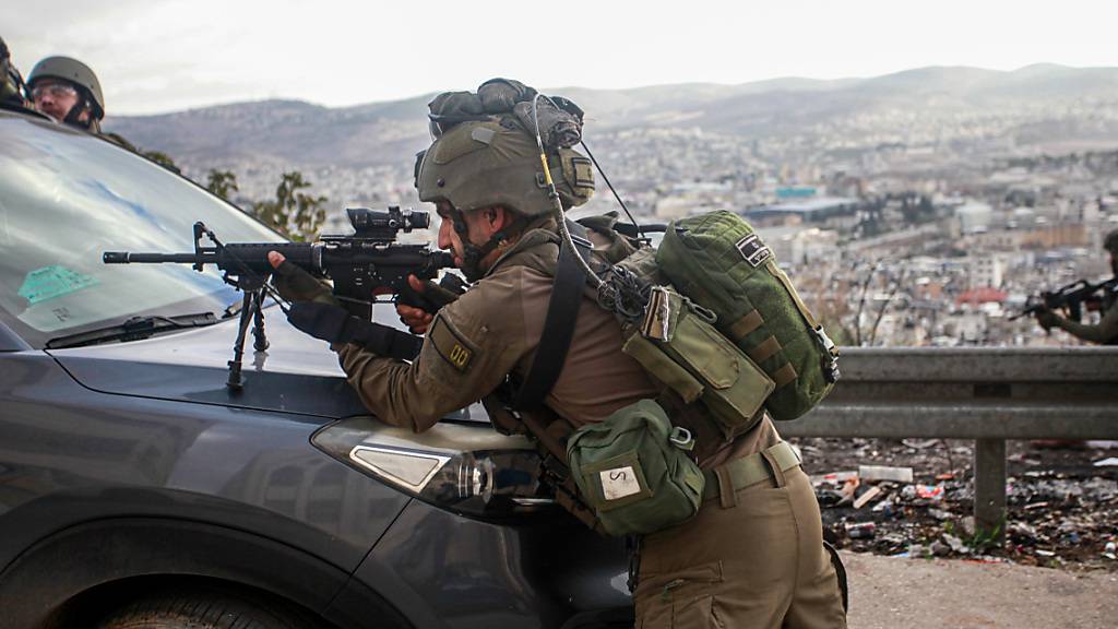 Israelische Soldaten zielen während einer Militäroperation im Flüchtlingslager Balata im Westjordanland. Foto: Nasser Ishtayeh/SOPA Images via ZUMA Press Wire/dpa