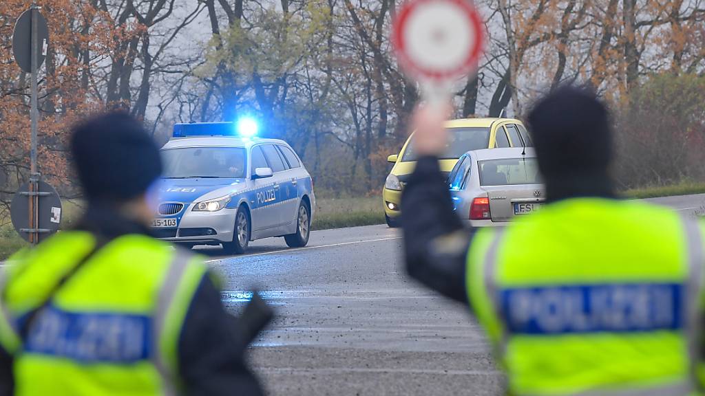 ARCHIV - Zwei Beamte der Bundespolizei sichern einen Rastplatz an der Autobahn 12 nahe der deutsch-polnischen Grenze. Deutschlands Innenminister Horst Seehofer will den starken Anstieg unerlaubter Einreisen über die polnisch-deutsche Grenze über Belarus im Kabinett zur Sprache bringen. Foto: Patrick Pleul/dpa-Zentralbild/dpa