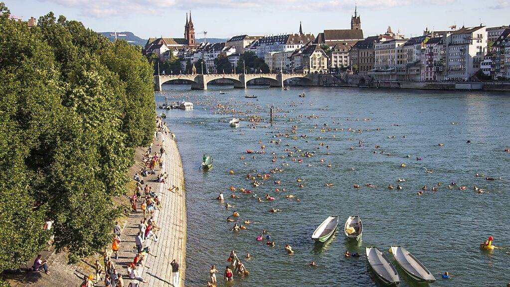 Badeplausch am Rhein in Basel: 81,5 Prozent aller im Jahre 2020 analysierten Schweizer Badegewässer haben gemäss einer EU-Studie eine «genügende» bis «ausgezeichnete» Wasserqualität. (Archiv)