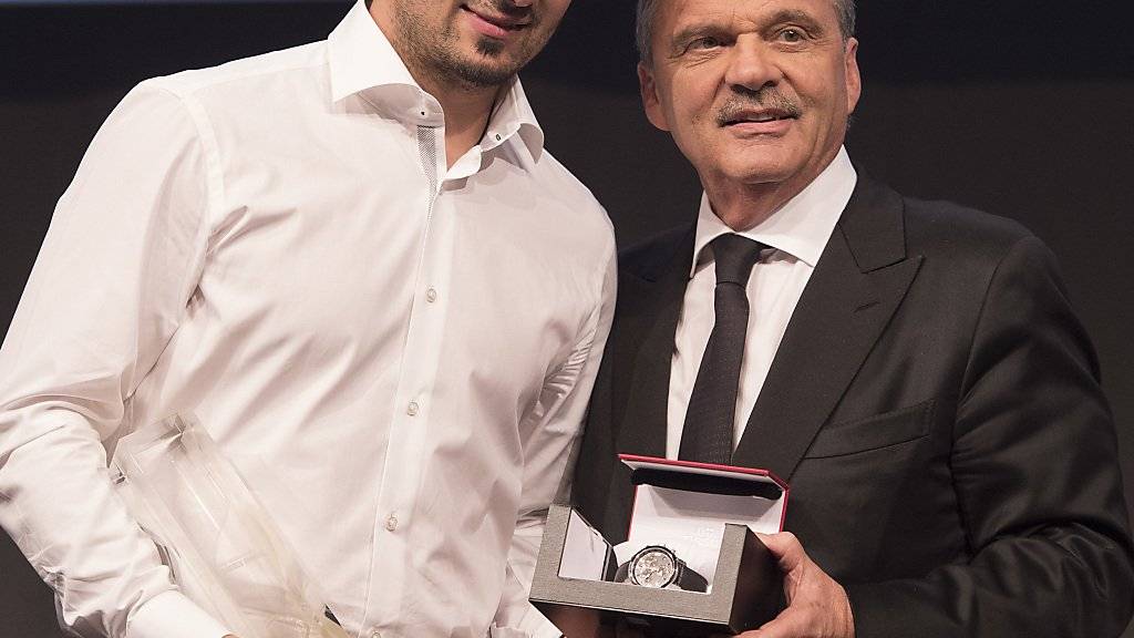 Andres Ambühl (HC Davos) erhielt aus den Händen von IIHF-Präsident René Fasel den Award als wertvollster Spieler (MVP) der letzten NLA-Saison. Ambühl wurde zudem als populärster Spieler der Liga ausgezeichnet.