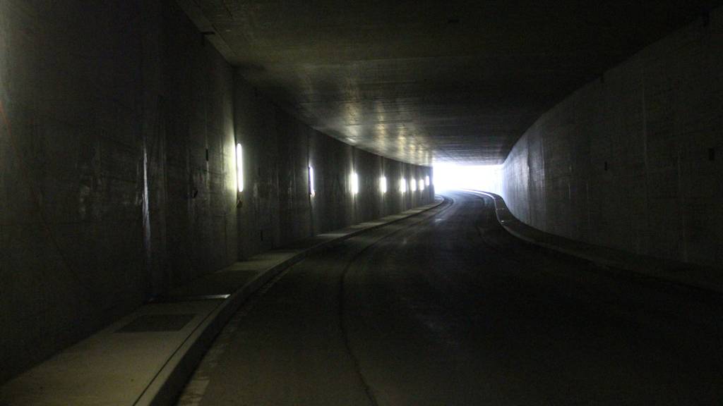 Der erste Teil der Umfahrung ist fertig. 500 Meter lang ist dieser Tunnel. (Bild: Lara Abderhalden)