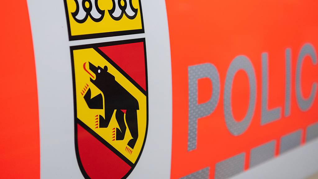 Beim schweren Unfall eines Kleinbusses in Frauenkappelen BE sind am Samstag zwei Personen tödlich verunfallt. Zwei weitere Mitfahrer wurden verletzt. (Symbolbild)