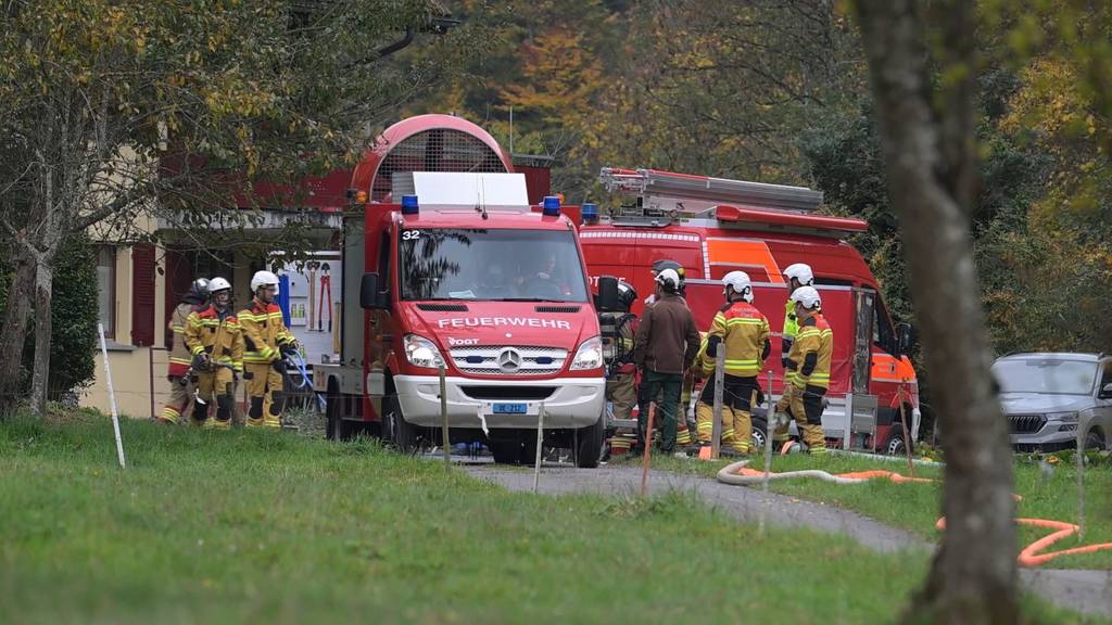 Brand in Thörishaus: Sanität kontrolliert mehrere Personen auf Rauchgasvergiftung