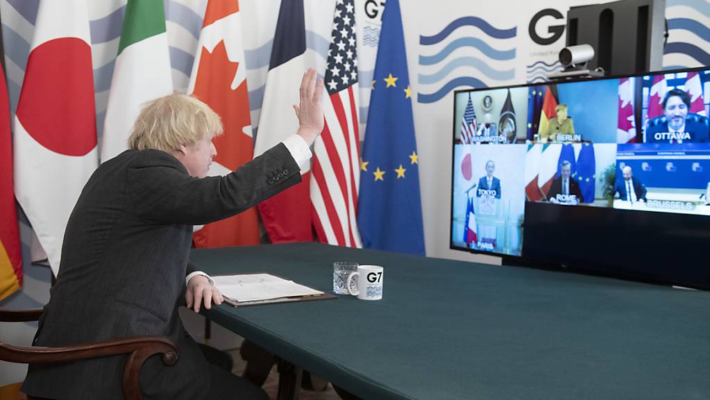 Boris Johnson, Premierminister von Grossbritannien, winkt im Kabinettszimmer in der Downing Street in die Kamera während des virtuellen G7-Gipfels.