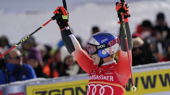 Marco Odermatt triumphiert erneut: Sieg beim Riesenslalom in Val d'Isère