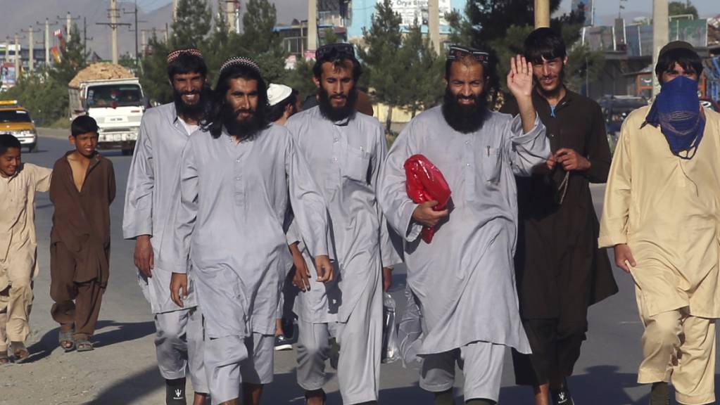 Afghanische Taliban-Gefangene, die aus dem Bagram-Gefängnis entlassen wurden, gehen eine Straße entlang. Foto: Rahmat Gul/AP/dpa