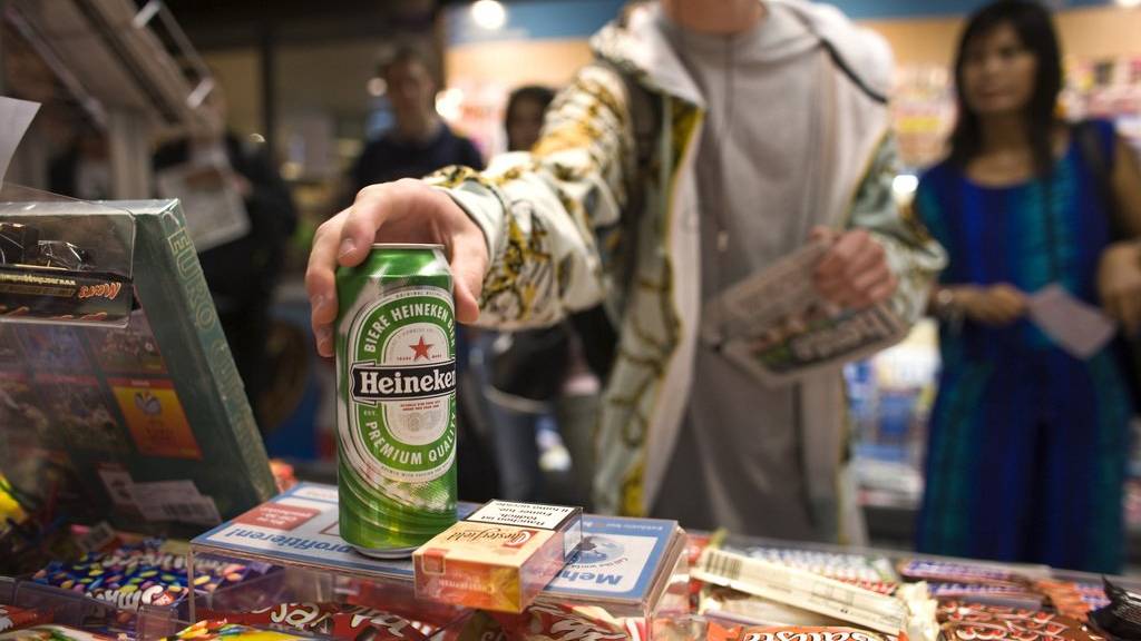 In 62 Prozent der Fälle konnten Testpersonen unter 16 Jahren Bier und anderen Alkohol kaufen. (Symbolbild)