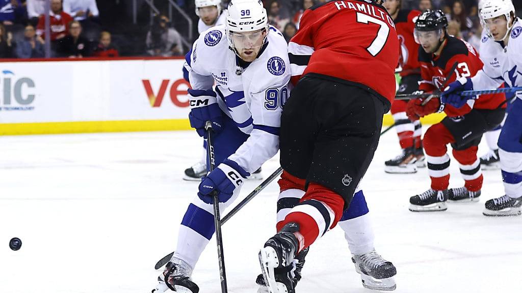 Tampa Bays Janis Moser (links) behält im Duell mit dem Schweizer Trio bei den New Jersey Devils die Oberhand