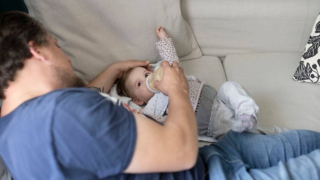 Genf darf nach Ansicht des Bundesrates einen 24-wöchigen Elternurlaub nicht einführen. Er beantragt dem Parlament, die entsprechende Verfassungsänderung in Genf nicht zu genehmigen. (Themenbild)