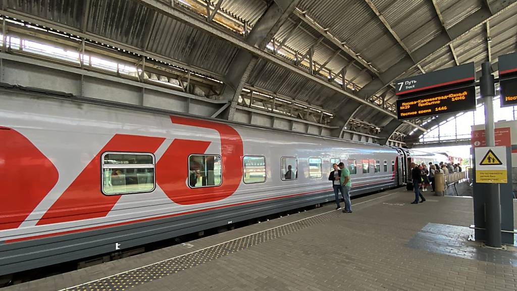 ARCHIV - Ein Zug der russischen Staatsbahn mit der roten Aufschrift RZD steht im Südbahnhof von Kaliningrad nach seiner Ankunft aus Moskau. Foto: Ulf Mauder/dpa