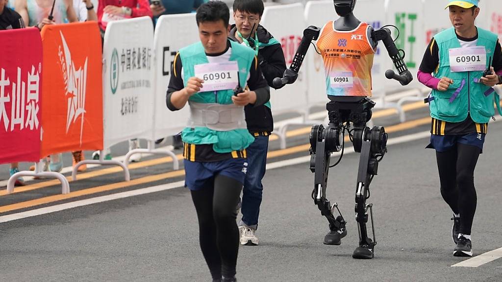 Der Roboter Sky Project Ultra nähert sich der Ziellinie. Foto: Ng Han Guan/AP/dpa