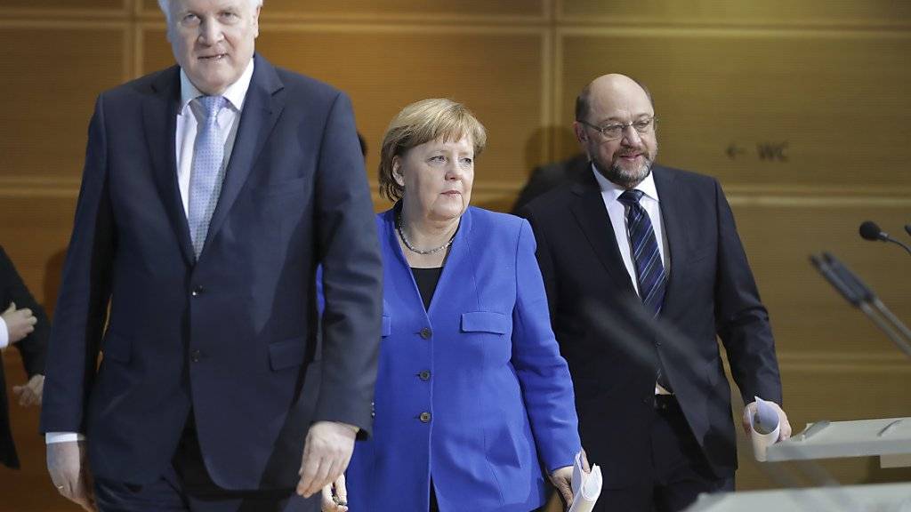 Gemeinsames Statement nach einer langen Nacht: Die Parteichefs von CSU, CDU und SPD wollen sich für die Aufnahme von Koalitionsverhandlungen stark machen.