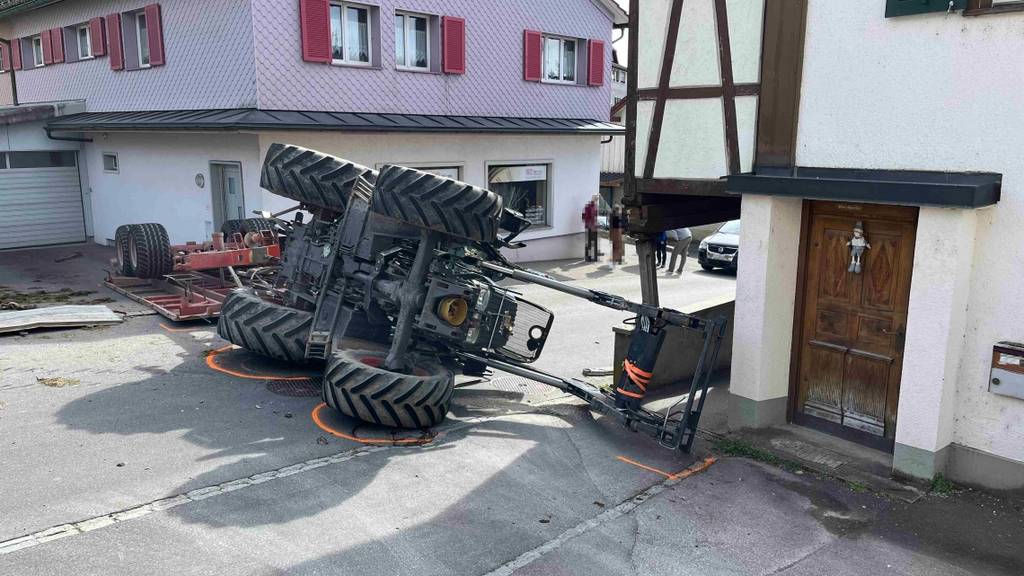 15-Jähriger verliert Kontrolle über Traktor – und crasht Auto und Häuser