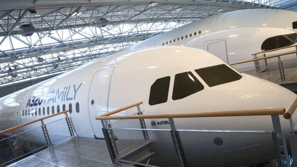 Airbus hat sein Ziel für die Auslieferungen im laufenden Jahr gesenkt. Grund sind Problemen an Rumpfteilen eines Zulieferers für die Modellfamilie A320. (Archivbild)