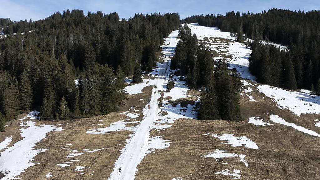 Schneemangel in den Skigebieten aufgrund des Klimawandels. Dieses Bild wird in Zukunft zu einer Verknappung des Angebots und eine damit verbundene Preiserhöhung sorgen. (Archivbild)