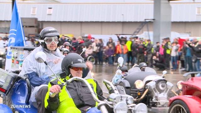 Auf der Harley für den guten Zweck