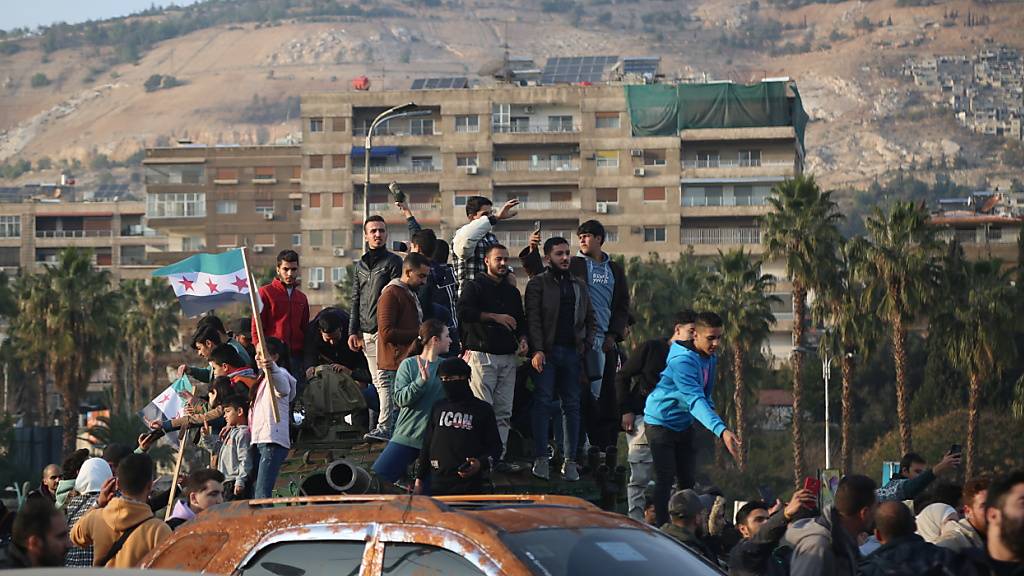 Tausende in Syrien strömen nach Assads Sturz zu Gefängnis