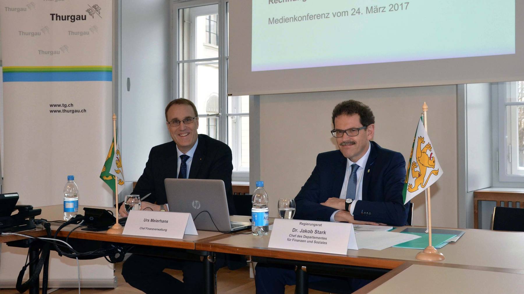 Urs Meierhans, Chef der kantonalen Finanzverwaltung, und der Thurgauer Regierungsrat Jakob Stark präsentieren die Zahlen der Jahresrechnung 2016.