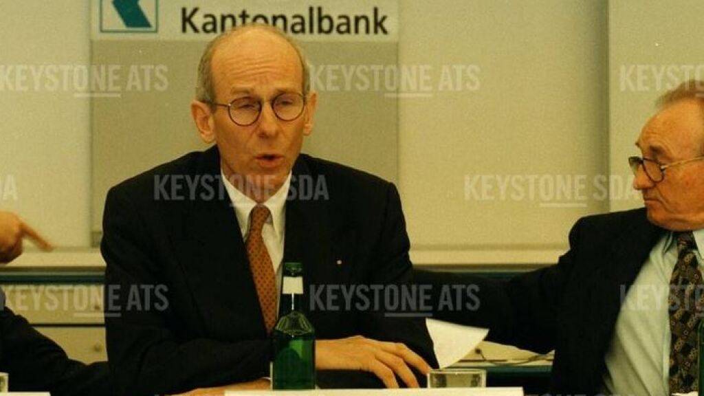 Theo Fischer (rechts) als Bankratspräsident der Luzerner Kantonalbank 1997 an einer Medienorientierung. (Archivaufnahme)