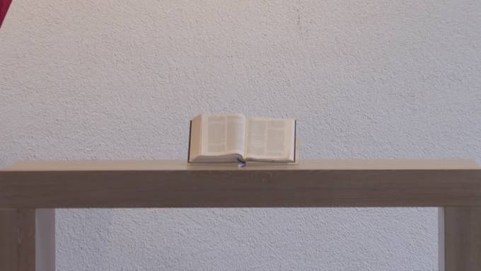 So wie Jesus: Gläubige Christen tragen Kreuz durch St.Gallen