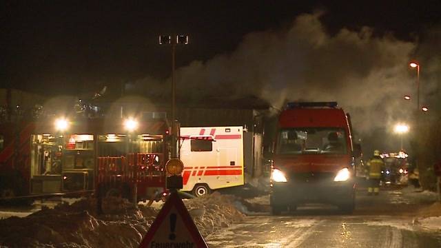 Explodiertes Wohnmobil entfacht Grossbrand