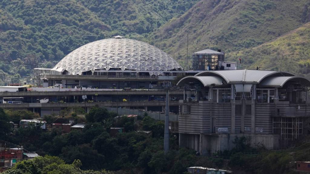 ARCHIV - «El Helicoide», das Hauptquartier des venezolanischen Geheimdienstes. Foto: Matias Delacroix/AP/dpa