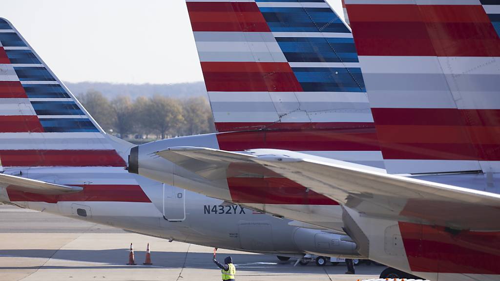 Die Corona-Krise hat American Airlines zu Jahresbeginn tief in den roten Zahlen gehalten. Von Januar bis Ende März machte die US-Fluggesellschaft einen Nettoverlust von 1,3 Milliarden Dollar. (Archivbild)