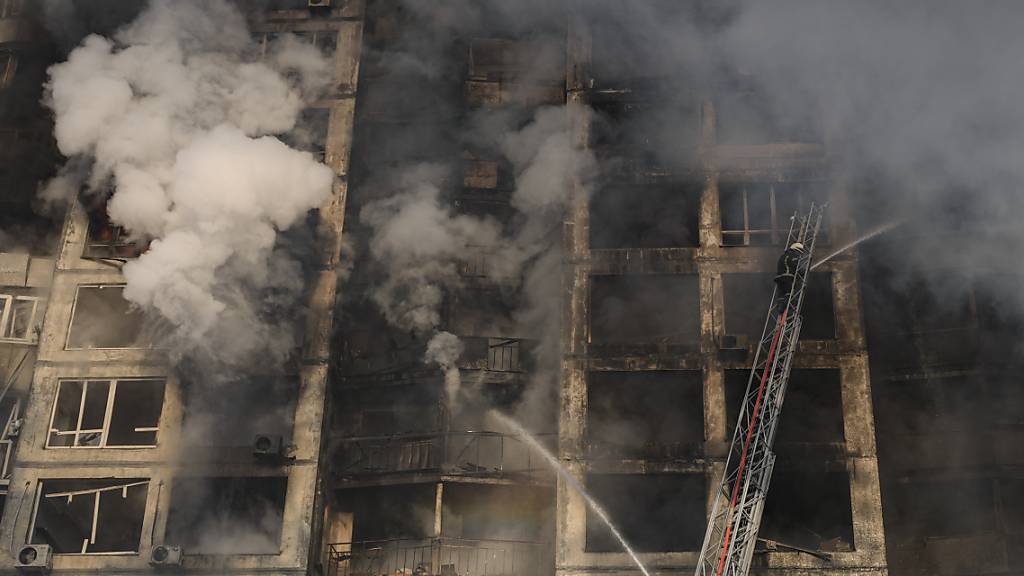 Einsatzkräfte der Feuerwehr löschen den Brand in einem Wohngebäude in Kiew. Das UN-Hochkommissariat für Menschenrechte hat seit dem Einmarsch russischer Truppen am 24. Februar den Tod von 691 Zivilpersonen in der Ukraine dokumentiert. Das teilte das Büro am Dienstag in Genf mit.