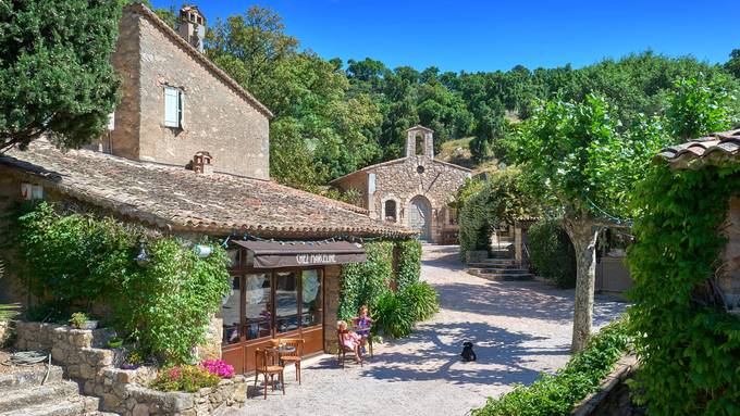 Würdest du dieses französische Dorf von Johnny Depp kaufen?