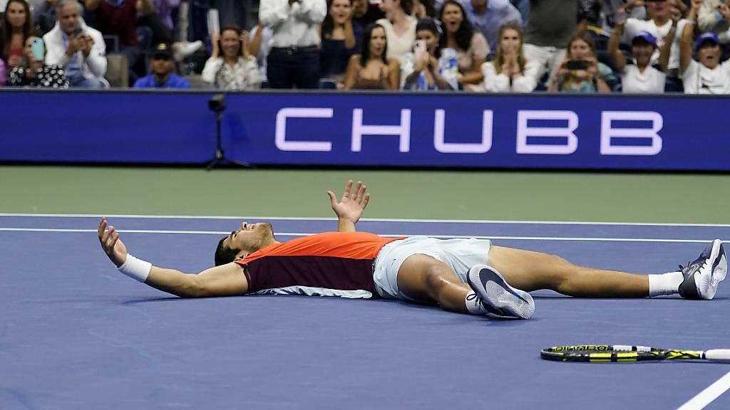 Am Boden - aus Freude über seinen Triumph: Carlos Alcaraz gewinnt den Final am US Open und ist die neue Nummer 1 der Weltrangliste