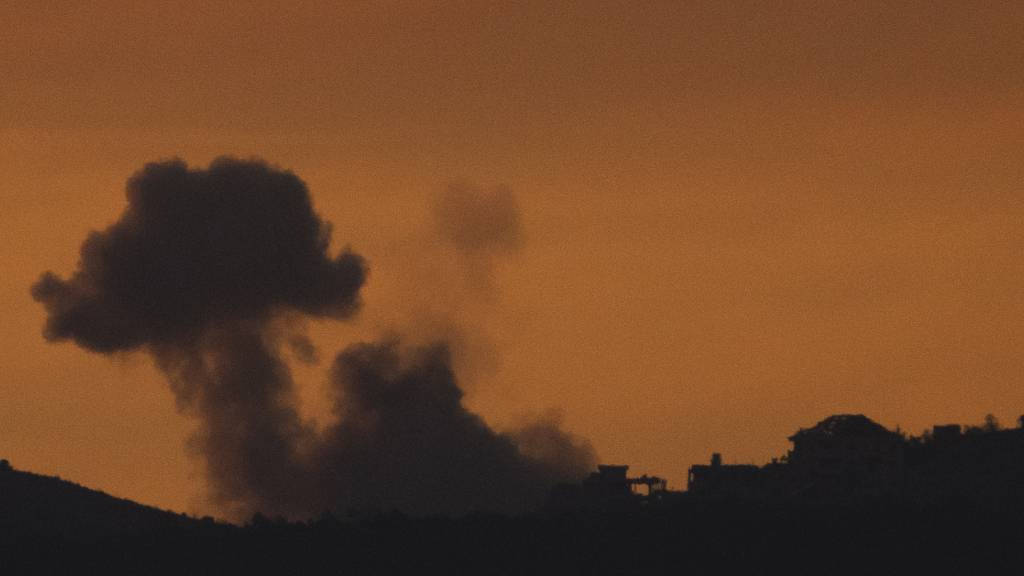 Nach einer Explosion im Südlibanon steigt Rauch auf. Foto: Leo Correa/AP/dpa