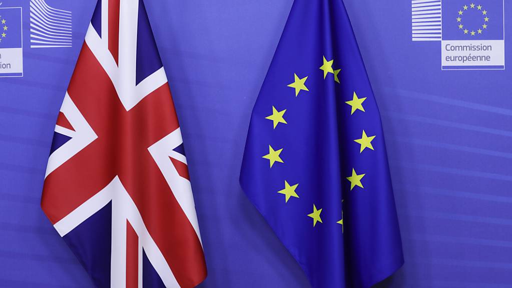 Eine britische und eine europäische Fahne stehen am VIP-Eingang im Hauptsitz der Europäischen Kommission in Brüssel.