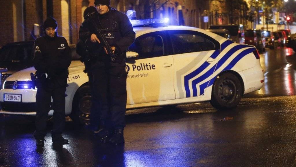 Polizisten im Brüsseler Stadtteil Molenbeek, wo bei Razzien mehrere Terrorverdächtige festgenommen wurden. Belgien hat für Brüssel die höchste Terrorwarnstufe ausgerufen.