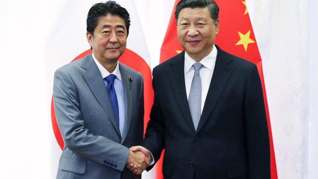 Japans Ministerpräsident Shinzo Abe (links) und Chinas Staats- und Parteichef Xi Jinping (rechts) kommen am Freitag erneut zusammen. (Archivbild)