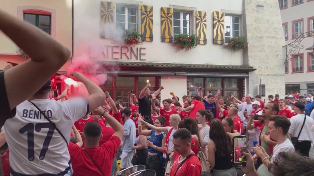 Gefährlich: Nach dem EM-Match zünden in Aarau mehrere Fans Pyros