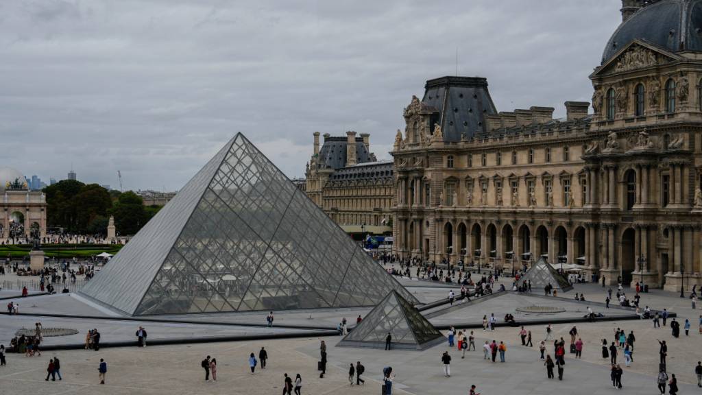Das Pariser Louvre-Museum mit seiner charakteristischen Glaspyramide. (Archivbild)