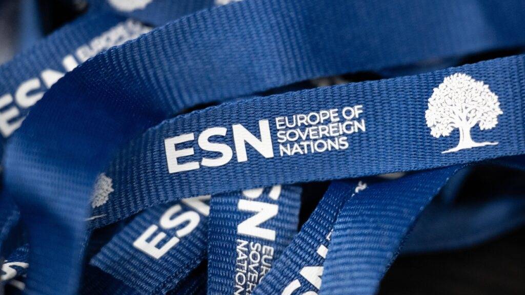 ARCHIV - Das Logo der europäischen Partei ESN Europe of Sovereign Nations auf Schlüsselbändern auf dem Landesparteitag der AfD Sachsen im Messe- und Veranstaltungspark Löbau. Foto: Sebastian Kahnert/dpa