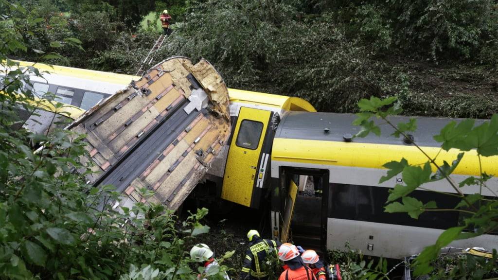 dpatopbilder - Rettungskräfte suchen in einem entgleisten Zug nach Fahrgästen. Der Personenzug ist im Kreis Biberach zwischen den Ortsteilen Zweifaltendorf und Zell entgleist. Foto: Thomas Warnack/dpa