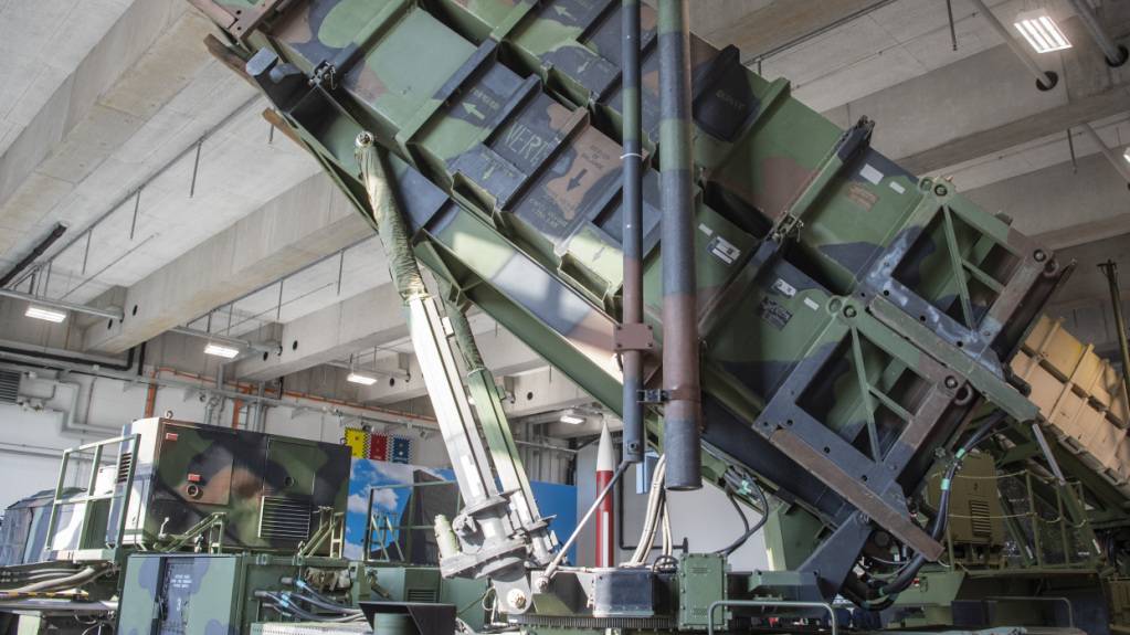 Das Luftabwehrsystem Patriot steht in der Halle am Flugplatz Emmen: Beim Beschaffungsprojekt harzt es. (Archivbild)