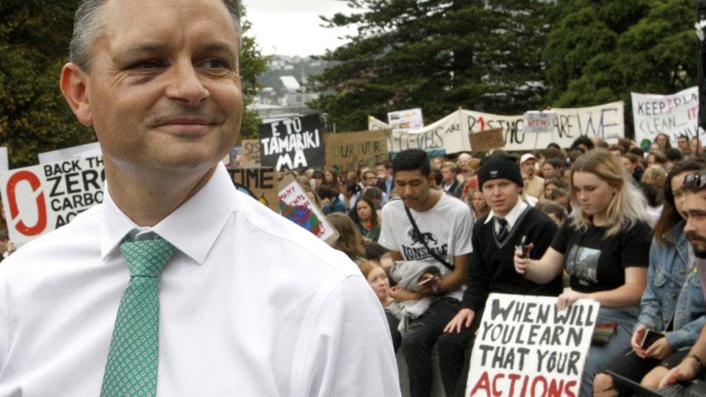 In Neuseeland hat am Freitag der weltweite Aktionstag für mehr Klimaschutz begonnen - der neuseeländische Klimawandel-Minister James Shaw unterstützte die Demonstration von Jugendlichen in Wellington.