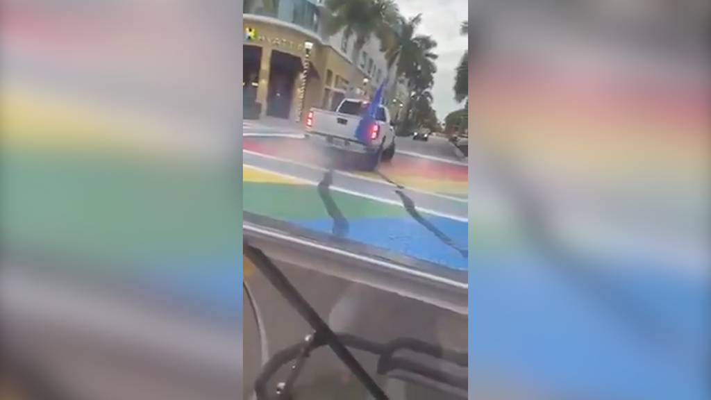 Pick-up-Fahrer dreht Burnouts auf LGBTQ-Kreuzung