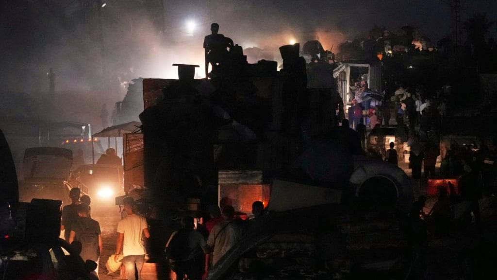 dpatopbilder - Vertriebene Palästinenser fliehen aus Gaza und tragen ihre Habseligkeiten entlang der Küstenstraße in Richtung des südlichen Gazastreifens. Foto: Abdel Kareem Hana/AP/dpa