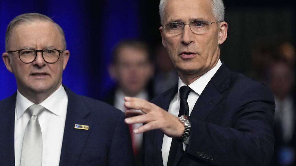 Nato-Generalsekretär Jens Stoltenberg (r) spricht auf einer Veranstaltung. Foto: Pavel Golovkin/AP