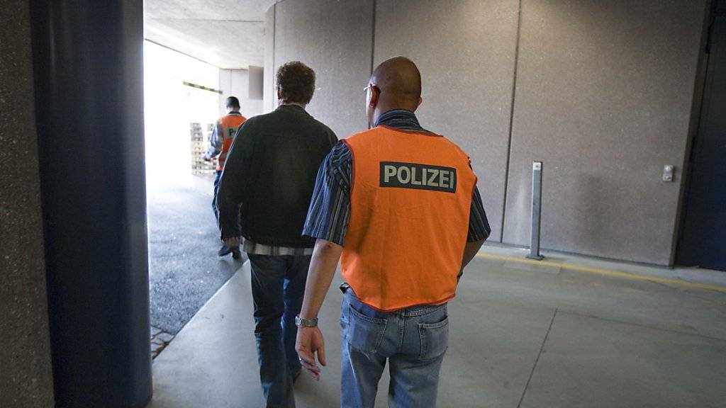 Ausschaffung eines Verurteilten am Flughafen Zürich: Dazu kommt es im Fall eines deutschen Schlägers nicht. Der Mann wehrte sich mit Verweis auf das Freizügigkeitsabkommens mit der EU erfolgreich gegen den Landesverweis. (Archivbild)