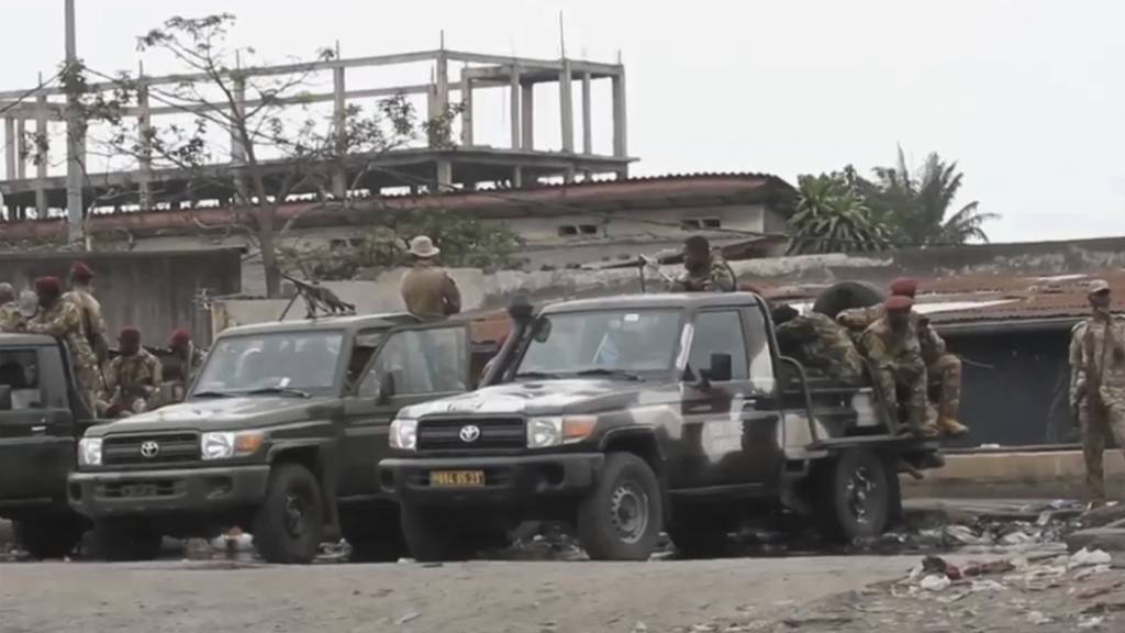 Staatliche Sicherheitskräfte vor dem Makala-Gefängnis in Kinshasa, Demokratische Republik Kongo, nach einem versuchten Gefängnisausbruch. Foto: Uncredited/AP