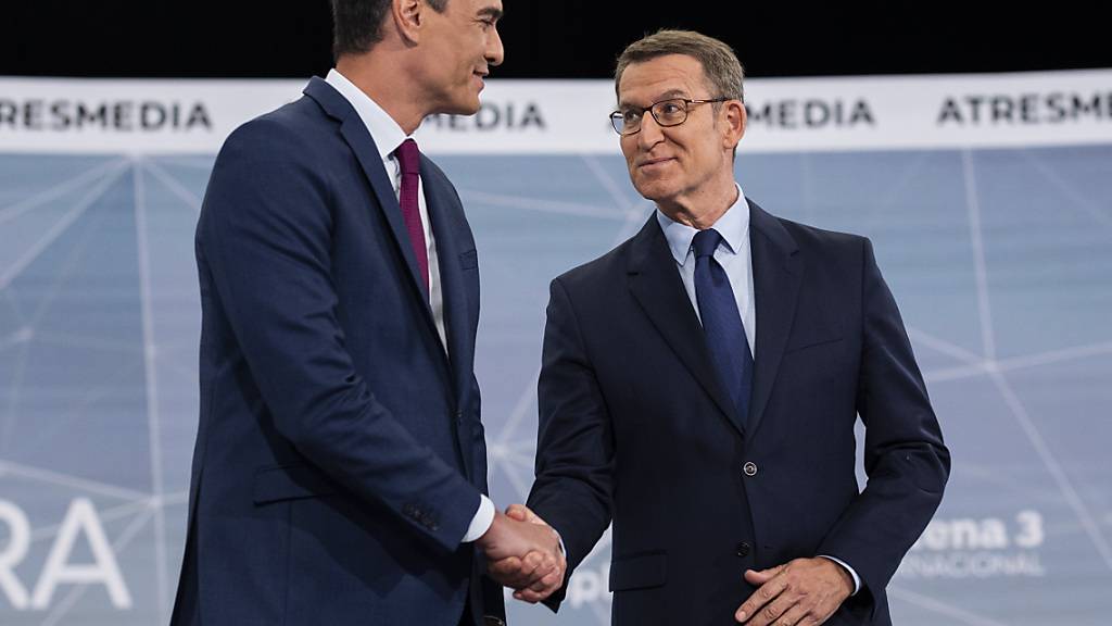 Alberto Núñez Feijóo (r) und Pedro Sánchez vor Beginn der TV-Debatte. Foto: Bernat Armangue/AP
