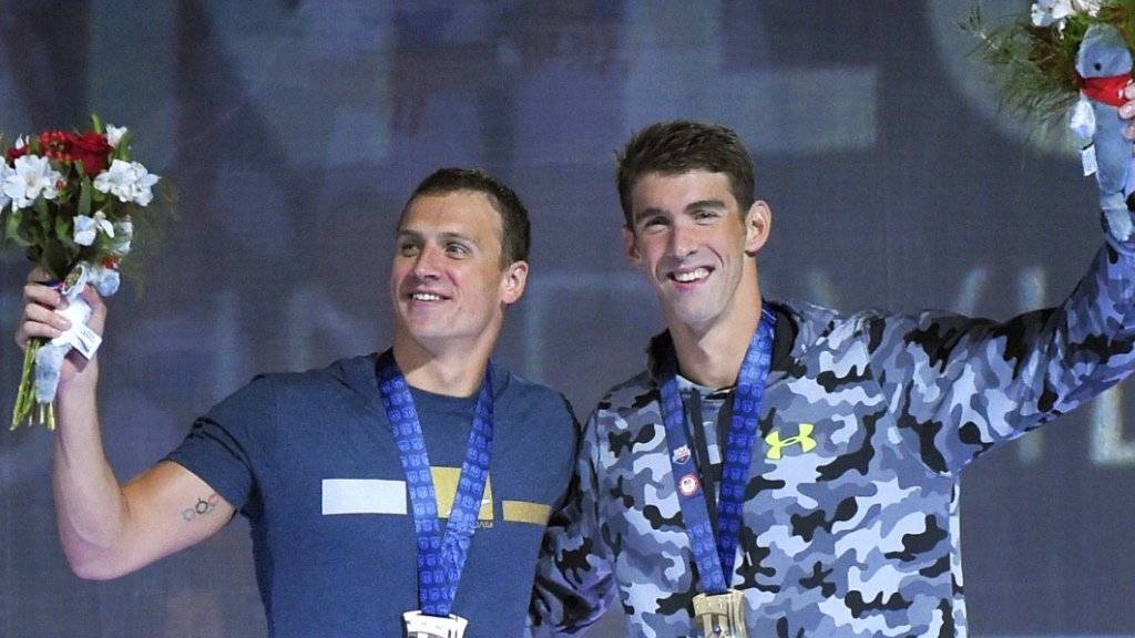 Siegerehrung: Michael Phelps (rechts) mit der Goldmedaille, Ryan Lochte (links) mit der Silbermedaille um den Hals