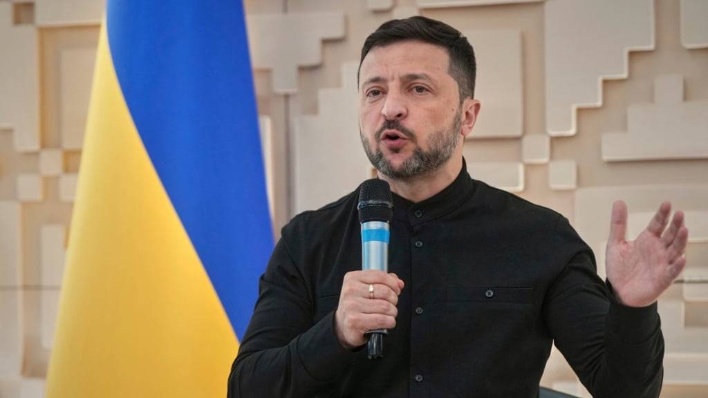 Ukraines Präsident Wolodymyr Selenskyj spricht mit Journalisten in der ukrainischen Botschaft in Ankara. Foto: Evgeniy Maloletka/AP/dpa